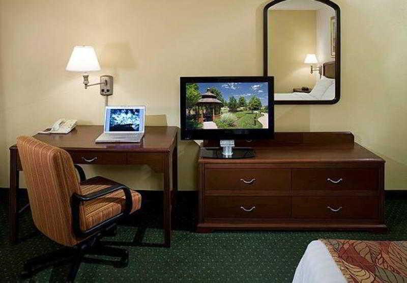 Courtyard By Marriott Wichita East Hotel Bilik gambar