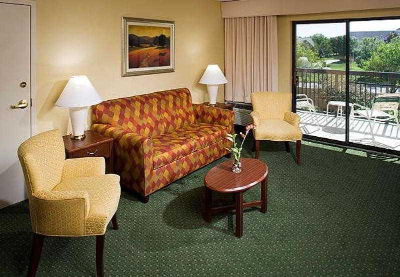 Courtyard By Marriott Wichita East Hotel Bilik gambar